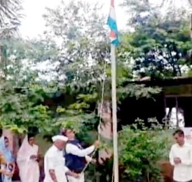 खोकराळे येथे स्वातंत्र्य दिनानिमित्त ध्वजारोहण