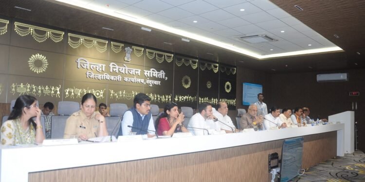 जिल्ह्यातील अपूर्ण विकासकामे ऑक्टोबरअखेर पूर्ण करा : पालकमंत्री हसन मुश्रीफ यांचे निर्देश