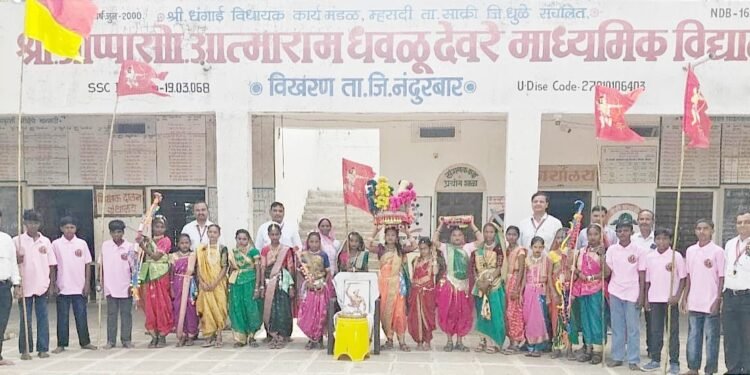 देवरे विद्यालयात विश्व आदिवासी दिनानिमित्ताने विविध कार्यक्रमांनी साजरा