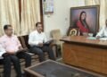 दुष्काळी स्थितीच्या पार्श्वभूमीवर डॉ. विजयकुमार गावित यांनी अधिकाऱ्यांकडून घेतला आढावा