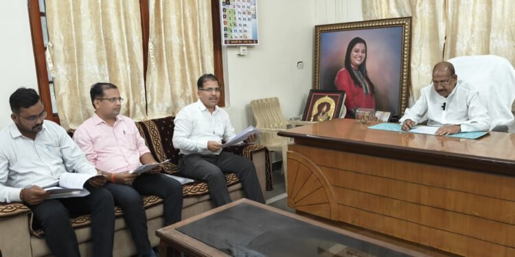 दुष्काळी स्थितीच्या पार्श्वभूमीवर डॉ. विजयकुमार गावित यांनी अधिकाऱ्यांकडून घेतला आढावा
