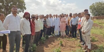 दुष्काळ जाहीर झाल्याच्या पार्श्वभूमीवर माजी मंत्री डॉ. गावित यांनी दुष्काळी गावांना दिली भेट
