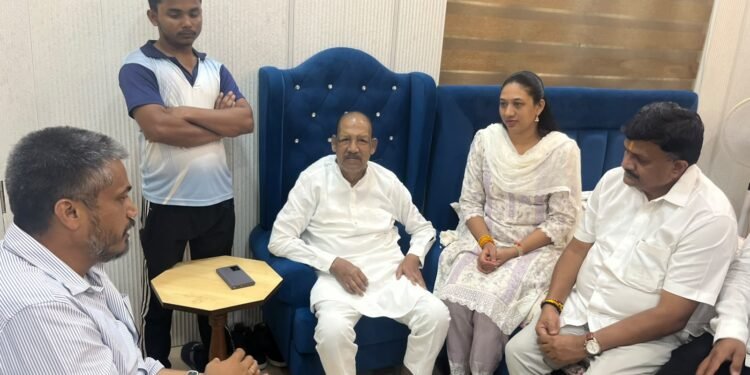 आ.रोहित पवार यांनी डॉ. विजयकुमार गावित यांची घेतली भेट