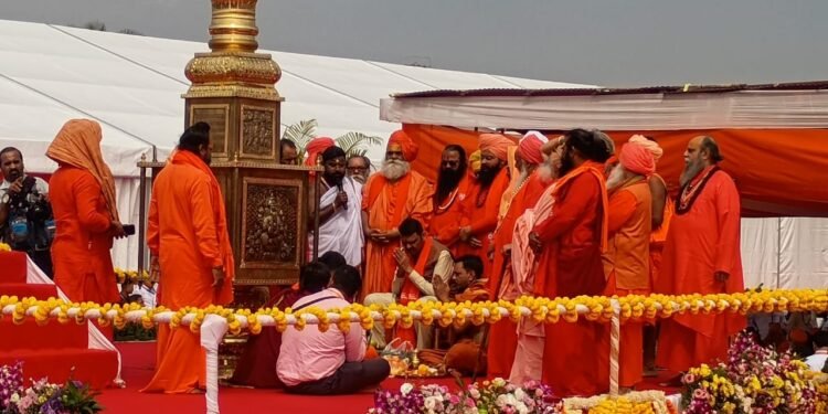 मुख्यमंत्री देवेंद्र फडणवीस यांच्या हस्ते त्र्यंबकेश्वर  गोदाघाट येथे सिंहस्थ महाकुंभमेळ्याच्या ध्वजस्तंभाचे पूजन