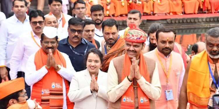 त्र्यंबकेश्वर येथे मुख्यमंत्री फडणवीस यांच्या हस्ते ध्वजारोहणाने सिंहस्थ कुंभमेळा पर्वाचा मंगलारंभ