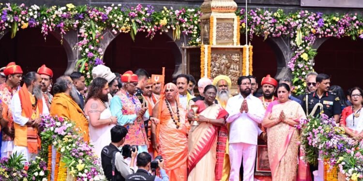 गोदातीरावर सिंहस्थाचा शंखनाद; राष्ट्रपती द्रौपदी मुर्मू यांच्या हस्ते धर्मध्वजारोहण