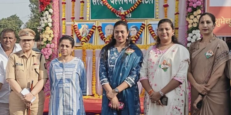 सरदार वल्लभभाई यांच्या कार्याच्या स्मरणार्थ आयोजित भव्य एकता रॅलीत डॉ. हिना गावित, डॉ. सुप्रिया गावित यांचा सहभाग